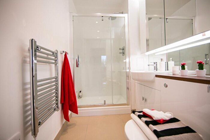 3 Bedroom Flat To Rent In Killick Way, London, E1