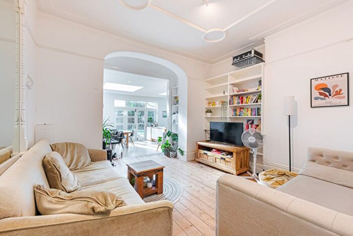 3 Bedroom Flat To Rent In Thrale Road, SW16