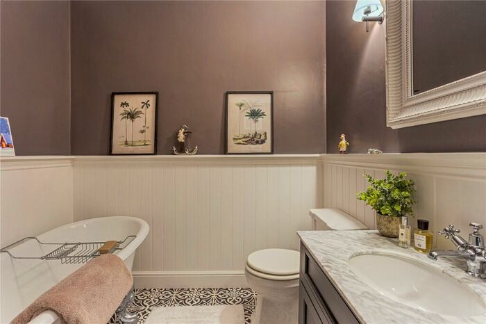 2 Bedroom Flat For Sale In Ware Park, Ware, SG12