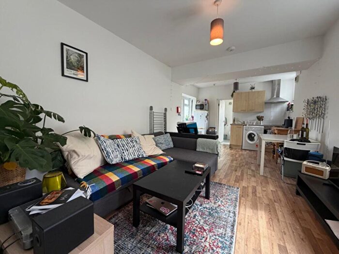 1 Bedroom Flat To Rent In Piercefield Place, Adamsdown, CF24