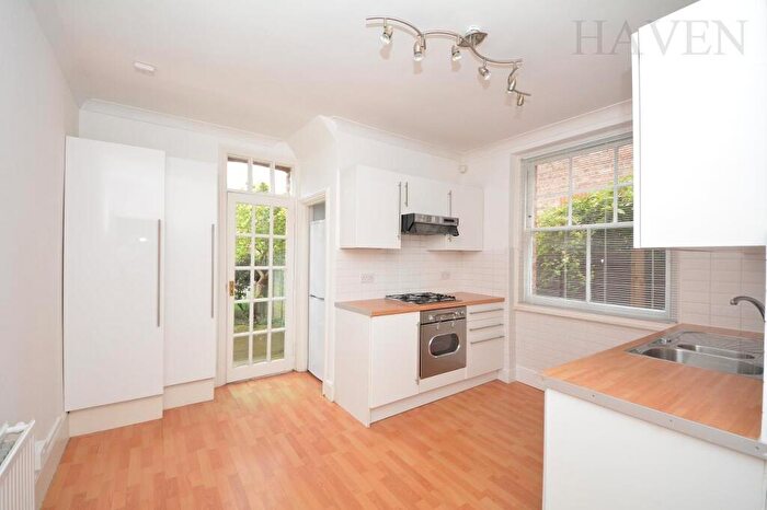 2 Bedroom Maisonette For Sale In Market Place, East Finchley, N2