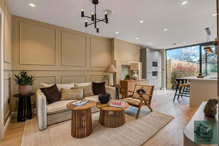 3 Bedroom Apartment For Sale In Fallow Court Avenue, London, N12