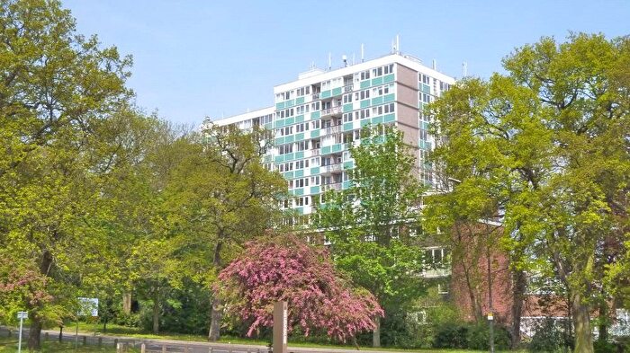 2 Bedroom Flat To Rent In Kenilworth Court, Styvechale, Coventry, CV3