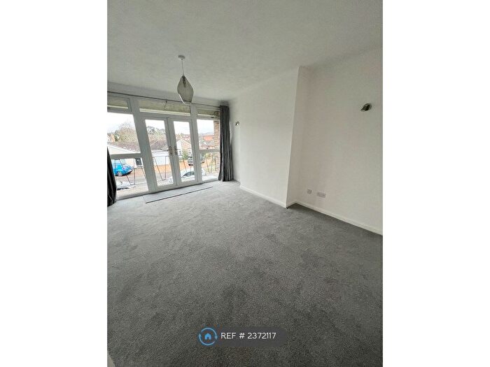 2 Bedroom Maisonette To Rent In Hermitage Drive, Twyford, Reading, RG10