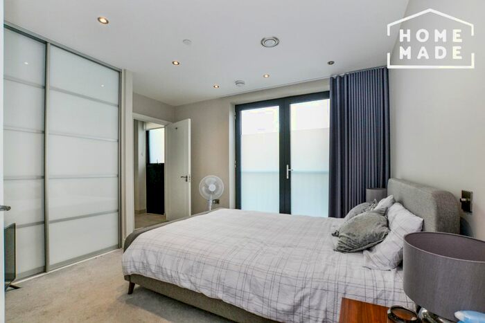 2 Bedroom Flat To Rent In Battersea Park Road, Battersea, SW8