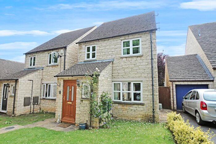 3 Bedroom Detached House To Rent In Bibury Close, Deer Park, OX28