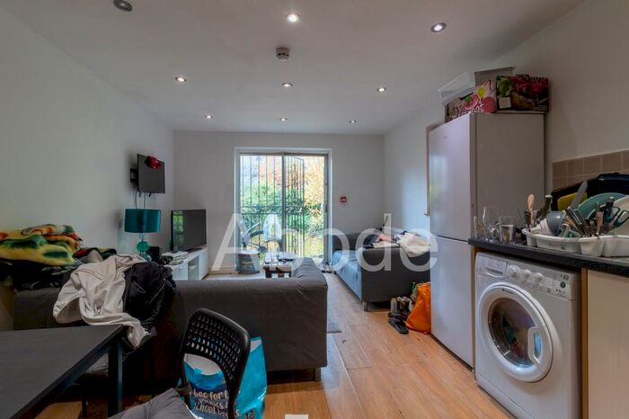 4 Bedroom Flat To Rent In Hyde Park Terrace, Leeds, West Yorkshire, LS6