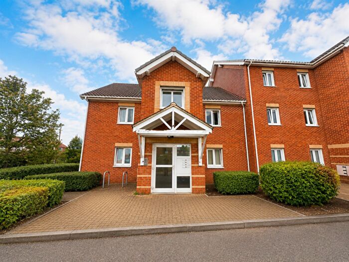 1 Bedroom Flat For Sale In Venus Close, Slough, SL2