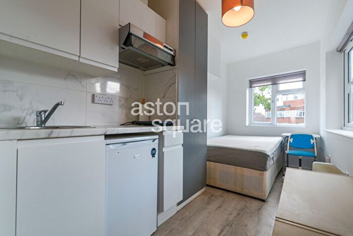 Studio To Rent In Bell Lane, London, NW4