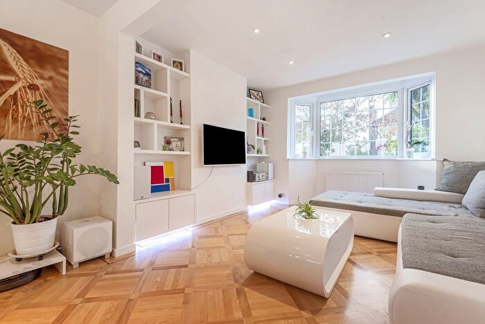 3 Bedroom Detached House To Rent In Templecombe Way, Morden, SM4