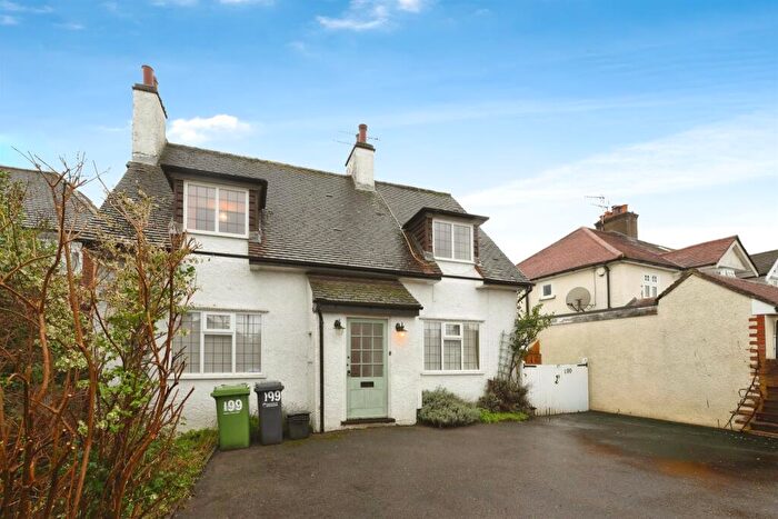 2 Bedroom Detached House For Sale In Ware Road, Hoddesdon, EN11