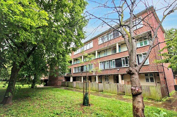 3 Bedroom Maisonette For Sale In Biggerstaff Street, London, N4