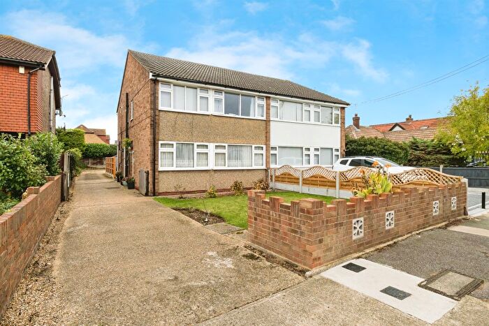 2 Bedroom Maisonette For Sale In Lake Avenue, Rainham, RM13