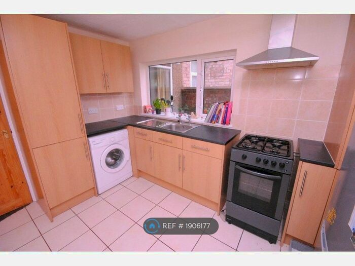 3 Bedroom Terraced House To Rent In Macaulay Street, Grimsby, DN31