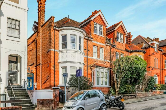 2 Bedroom Flat To Rent In Claremont Gardens, Surbiton, KT6