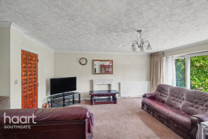 3 Bedroom Detached House For Sale In Tintern Gardens, London, N14