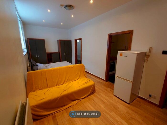 Studio To Rent In London Road, Westcliff-On-Sea, SS0