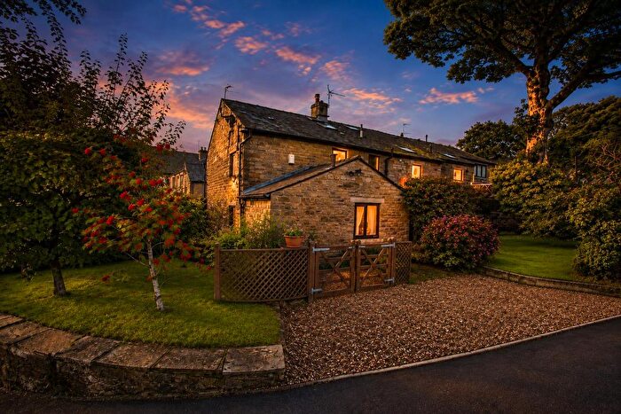 2 Bedroom Cottage For Sale In O'er The Bridge, Hoddlesden, BB3