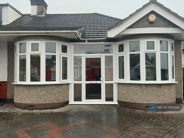 3 Bedroom Bungalow To Rent In Hornchurch, Hornchurch, RM12