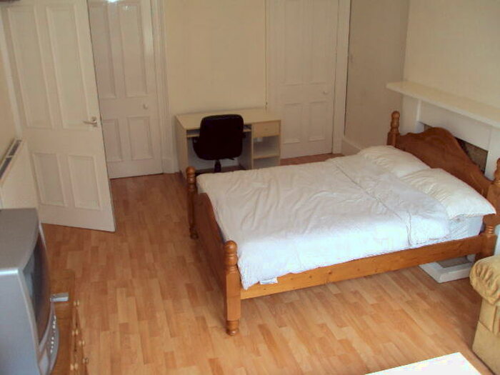 3 Bedroom Flat To Rent In Polwarth Crescent Edinburgh United Kingdom, EH11