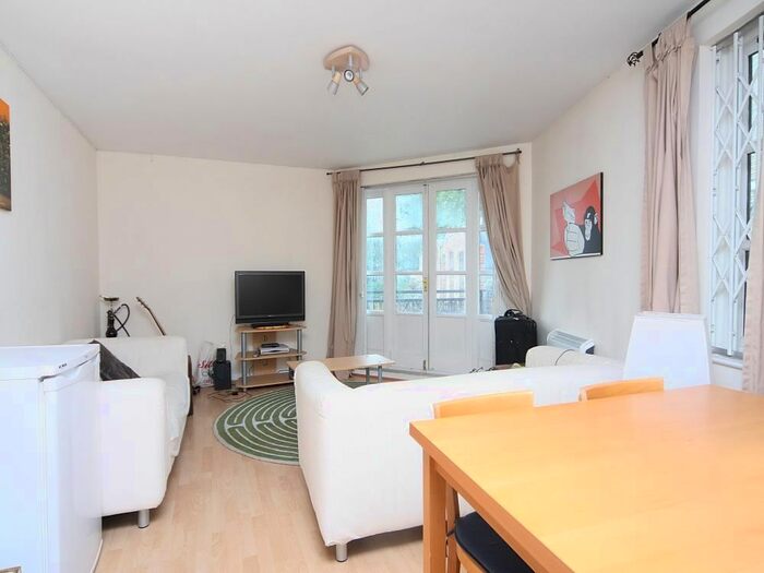 2 Bedroom Flat To Rent In Bridgewalk Heights, Weston St, London, SE1