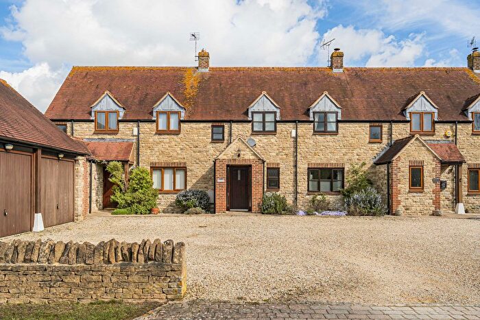3 Bedroom Terraced House For Sale In Elm Tree Close, Blackthorn, OX25