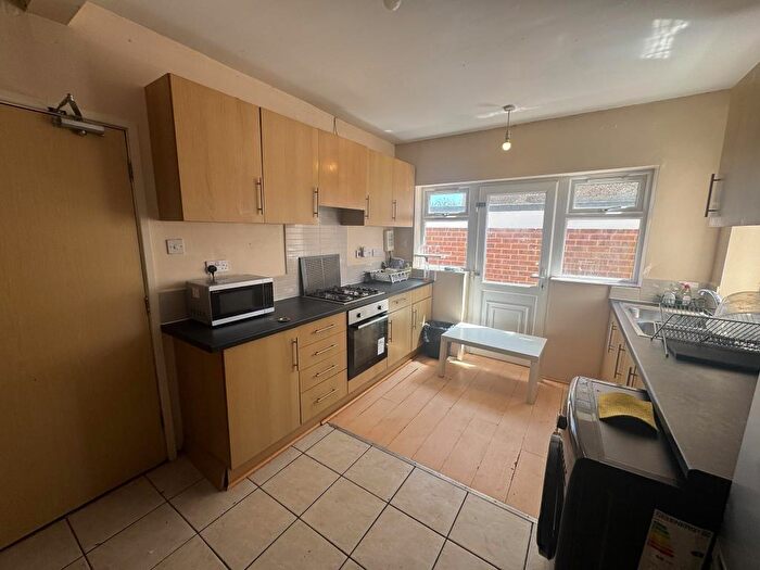 6 Bedroom House Of Multiple Occupation To Rent In Kitchener Road, SO17