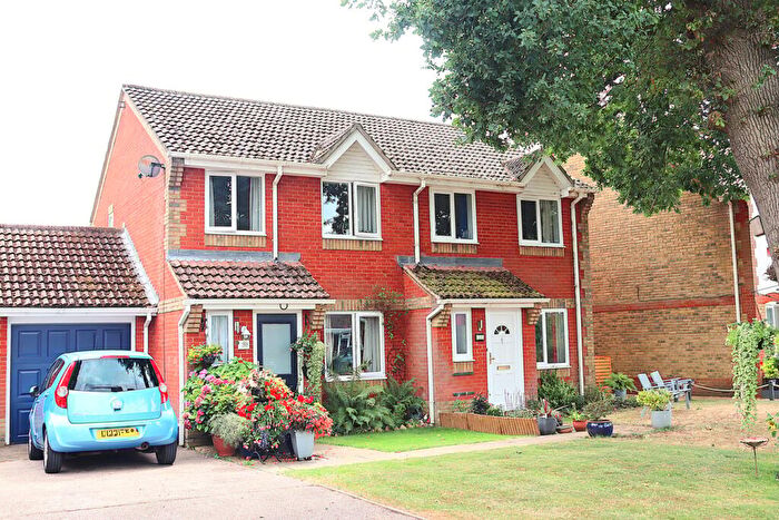 3 Bedroom Semi-Detached House For Sale In Collingwood, Farnborough, GU14