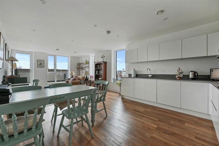 2 Bedroom Flat To Rent In Montagu House, Greenside Road, London, W12