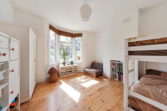 2 Bedroom Flat For Sale In Hove Avenue, Walthamstow, E17