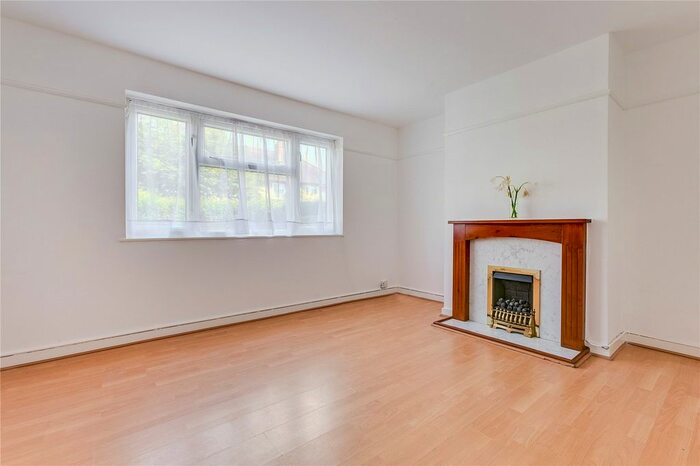 2 Bedroom Maisonette To Rent In Dudley Road, Kew, Richmond, Surrey, TW9