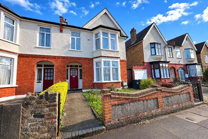 4 Bedroom Semi-Detached House For Sale In Newquay Road, London, SE6