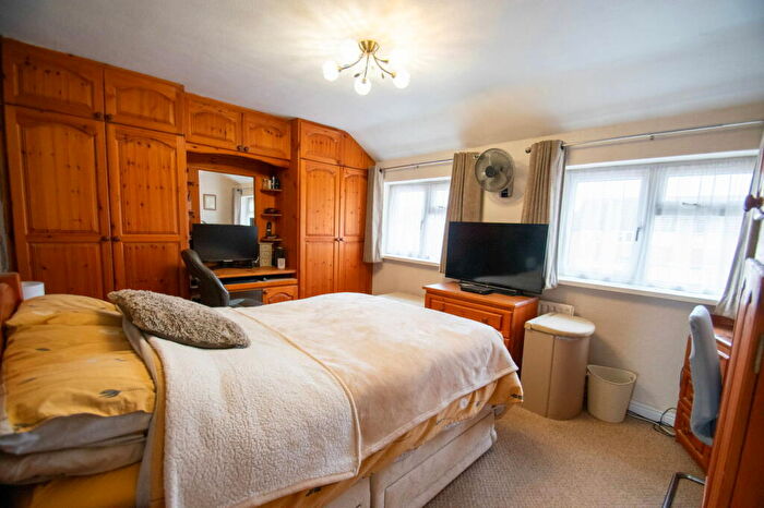 3 Bedroom Semi-Detached House For Sale In Vicarage Hill, Flitwick, MK45