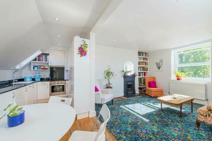 2 Bedroom Flat To Rent In Kirkstall Road, London, SW2