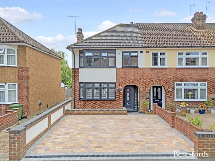 3 Bedroom End Of Terrace House For Sale In Elgin Avenue, Romford, RM3