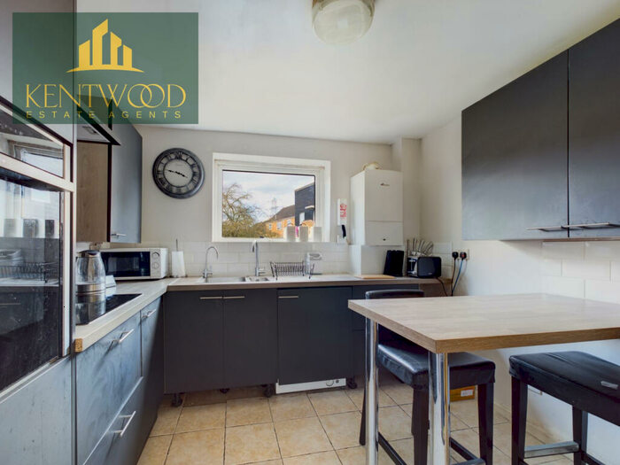 2 Bedroom Flat To Rent In Rochford Gardens, Central Slough, SL2