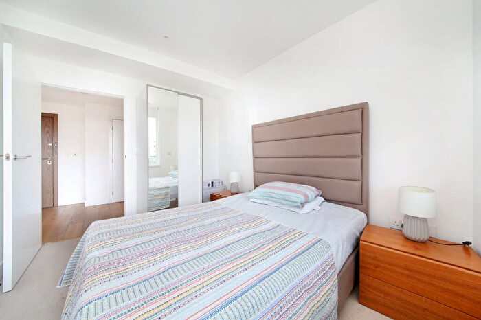 2 Bedroom Flat For Sale In Lombard Wharf, Lombard Road, SW11