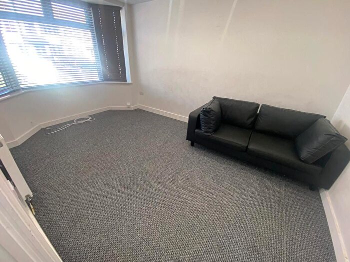 3 Bedroom Maisonette To Rent In Laburnum Grove, Southall, Middlesex, UB1