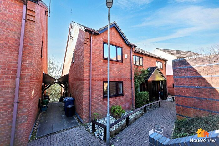 2 Bedroom Maisonette For Sale In Wyatt Close, High Wycombe, HP13