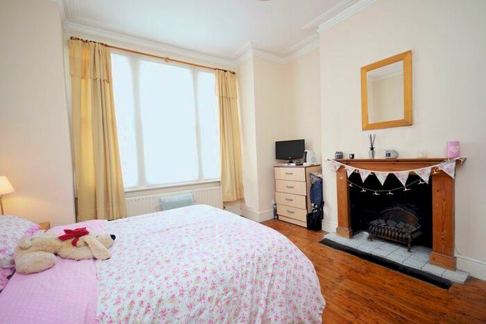 3 Bedroom Flat To Rent In Hazelbourne Road, Clapham South, SW12