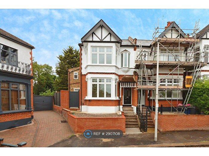 3 Bedroom Flat To Rent In St Albans Crescent, Woodford Green, IG8