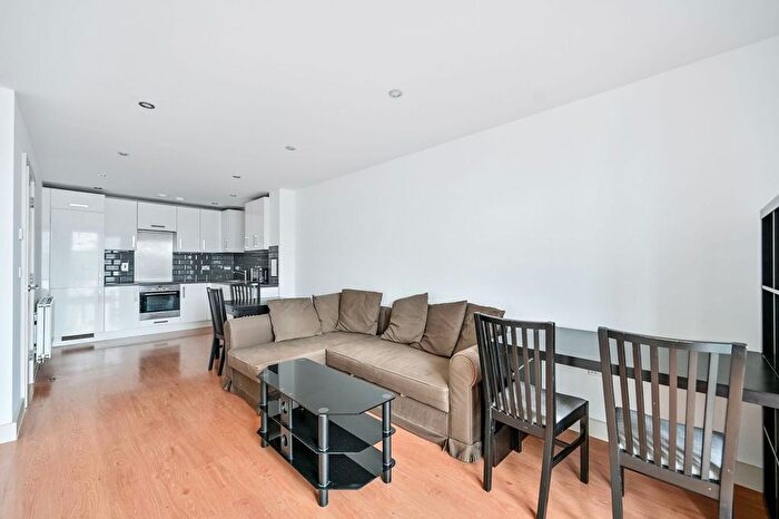 1 Bedroom Flat To Rent In Pontes Avenue, Hounslow, TW3