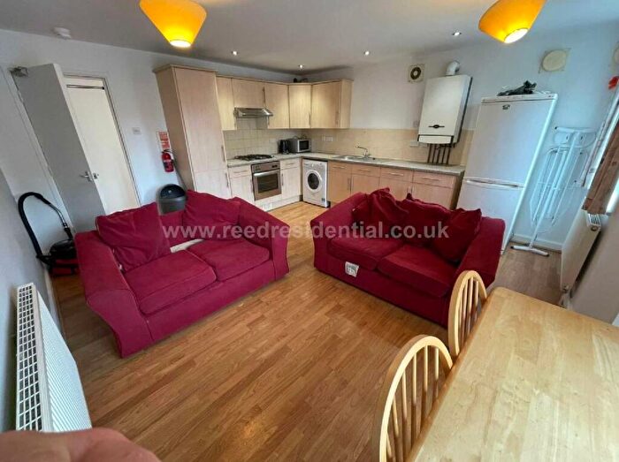 4 Bedroom Flat To Rent In Chapel Court, Lenton, Nottingham, Nottinghamshire, NG7