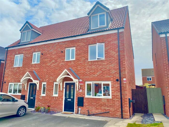 4 Bedroom Town House To Rent In Chaffinch Close, Clipstone Village, Mansfield, NG21