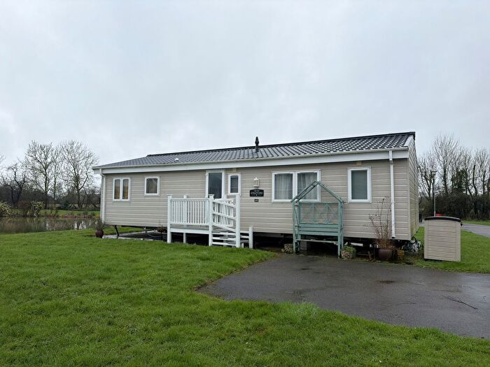 2 Bedroom Park Home For Sale In Cathedral View, Field Farm, Lincoln, LN5