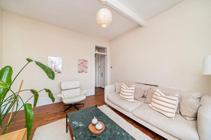 2 Bedroom Flat For Sale In Brett Road, Hackney Central, E8 - Photo 2