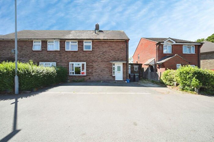 3 Bedroom End Of Terrace House For Sale In Cades Close, Luton, LU1