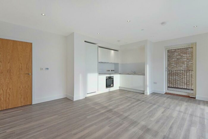 3 Bedroom Flat To Rent In Thames Road, London, E16
