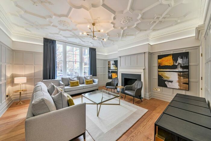 2 Bedroom Flat To Rent In Park Street, Mayfair, London, W1K
