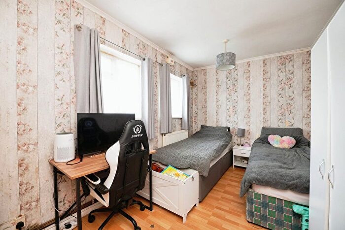 2 Bedroom Flat For Sale In Rose Lane, Romford, RM6